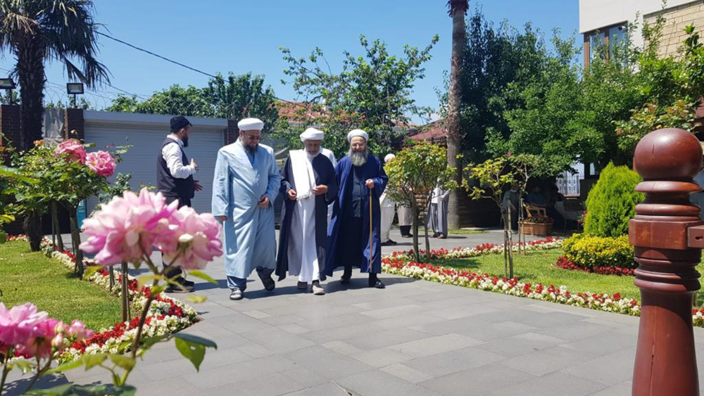 Cübbeli Ahmet Hoca, Ömer Ceylânî Hazretleri’yle birlikte Mürşidimiz Mahmud Efendi Hazretleri’ni ziyâret etme şerefine nâil oldular