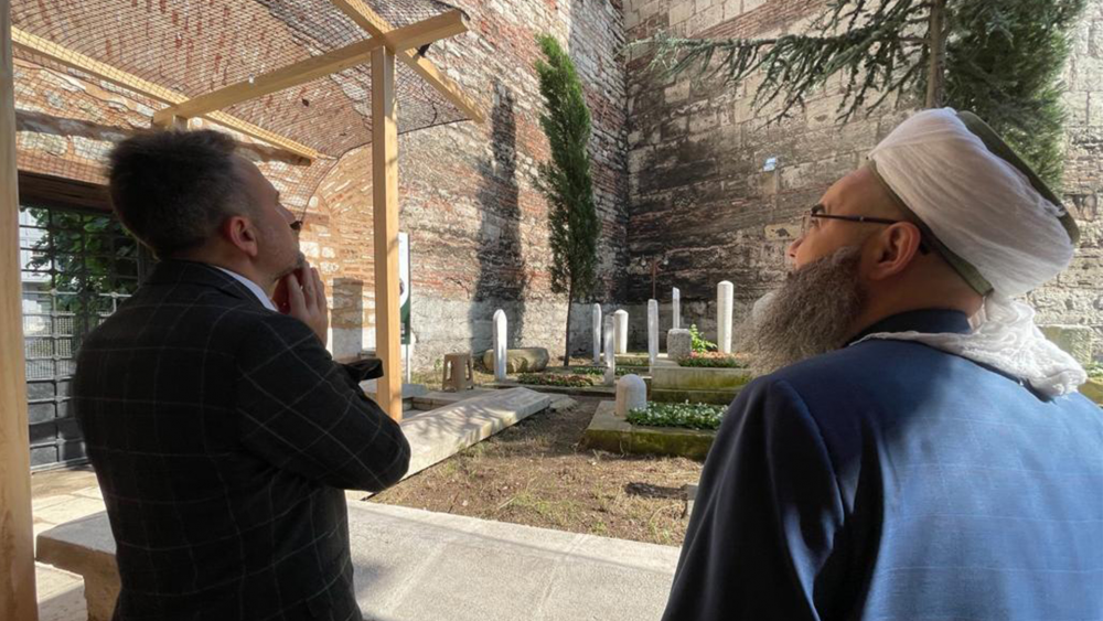 Cübbeli Ahmet Hoca senelerdir tamiratı devâm eden Yüce Sahâbî Ebû Şeybe el-Hudrî Radıyallâhu Anh’ın türbesinin açıldığını haber alınca hemen ziyarete gitti