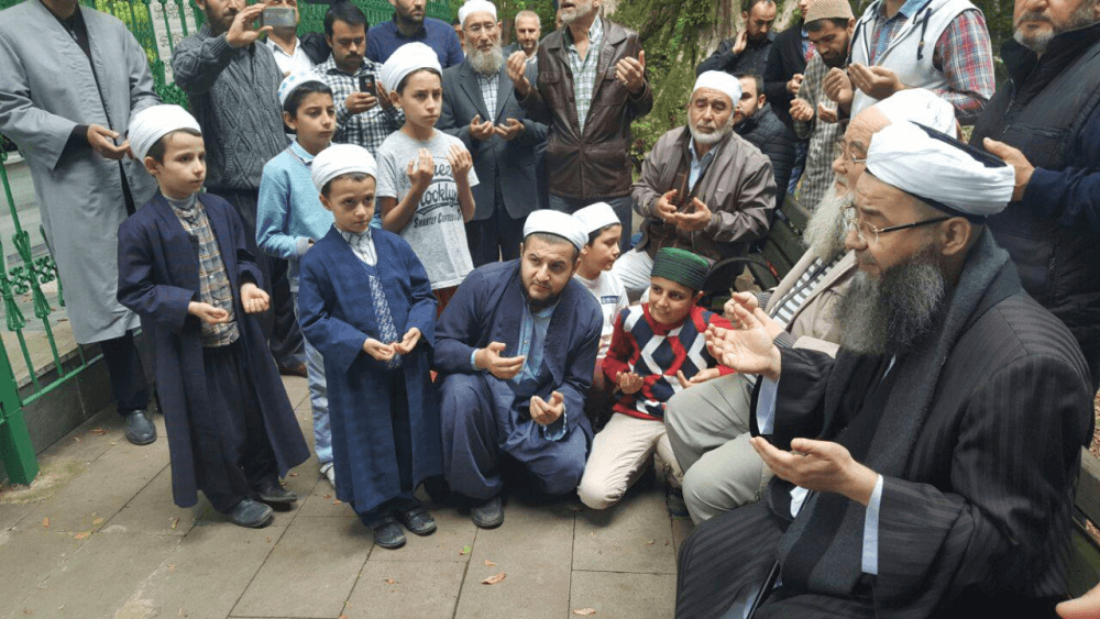 Cübbeli Ahmet Hoca Hayreddîn-i Tokâdî Hazretleri'ni ve Yekta Palazoğlu Hoca Efendi'nin Kabirlerini Ziyaret Etti