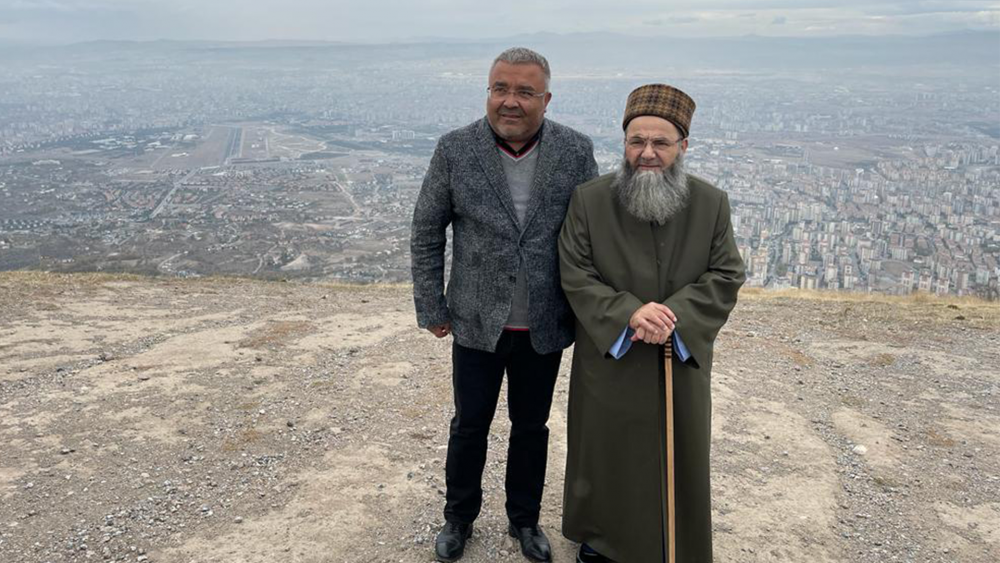 Cübbeli Ahmet Hocaefendi Misafiri Olduğu Kayseri Eşrâfından Türker Horoz Beyefendinin Burak At Çiftliği’ni Ziyâret Etti ve Ziyâret Esnâsında Şunları Söyledi