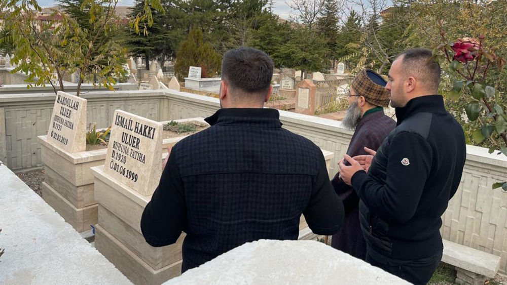 Cübbeli Ahmet Hoca, Nevşehir Eşrâfından Halil Uluer ile Eşi Fatma Uluer’in Kabrini Ziyâret Etti