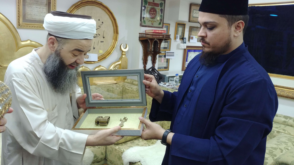 Seyyid Ahrâz, Cübbeli Hoca'yı Ziyâret Etti ve Rasûlüllâh Sallellâhu ‘Aleyhi ve Sellem’in Cübbelisinden Bir Parça Hediye Etti