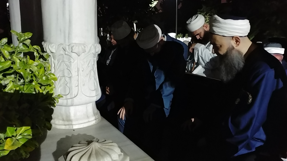 Hocaefendi, bayram gecesi bâzı kabr-i şerîfleri ziyâret ederek duâ ve niyazlarda bulundu