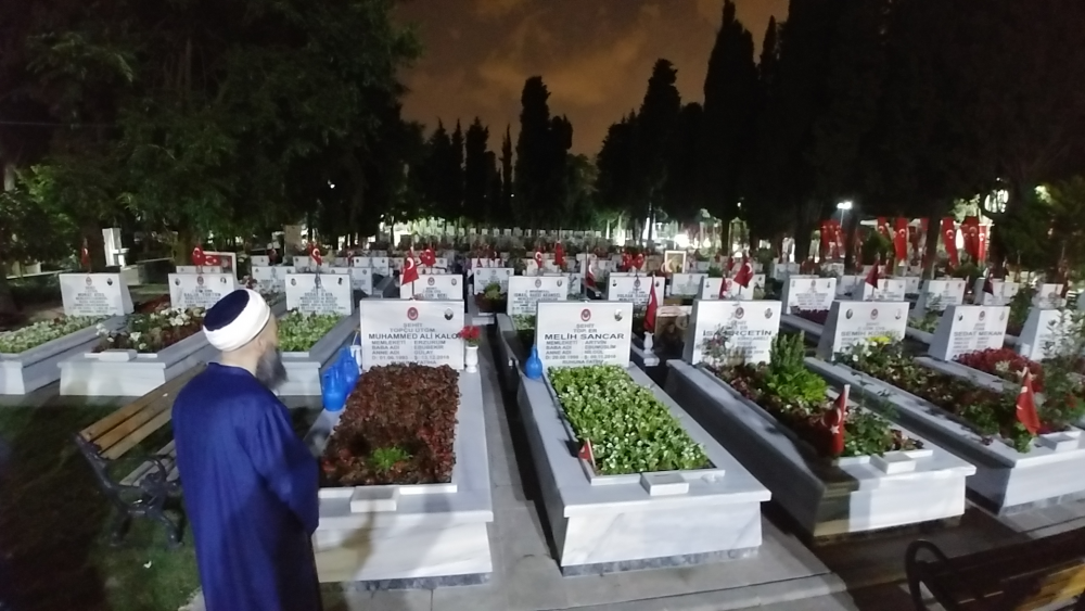 Bayram gecesi Çanakkale Şehitlerinin de bulunduğu Edirnekapı Şehitliğini ziyâret