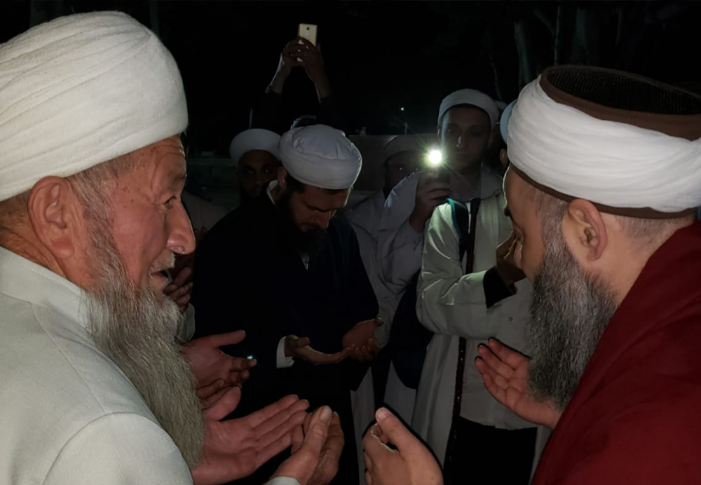 Ubeydullâh Ahrâr Hazretleri'nin 16. kuşaktan torunu olan Habîbullâh Hân Hazretleri ile cedd-i âzamı Ubeydullâh es-Semerkandî Hazretleri'nin kabr-i şerîfinde yapılan duâ