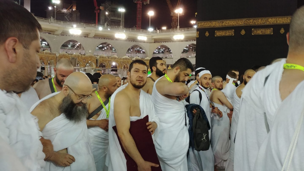 Cübbeli Ahmet Hocaefendi, beraberindeki kafile ile birlikte Umre yaptı ve siz sevenlerine çok dualar etti