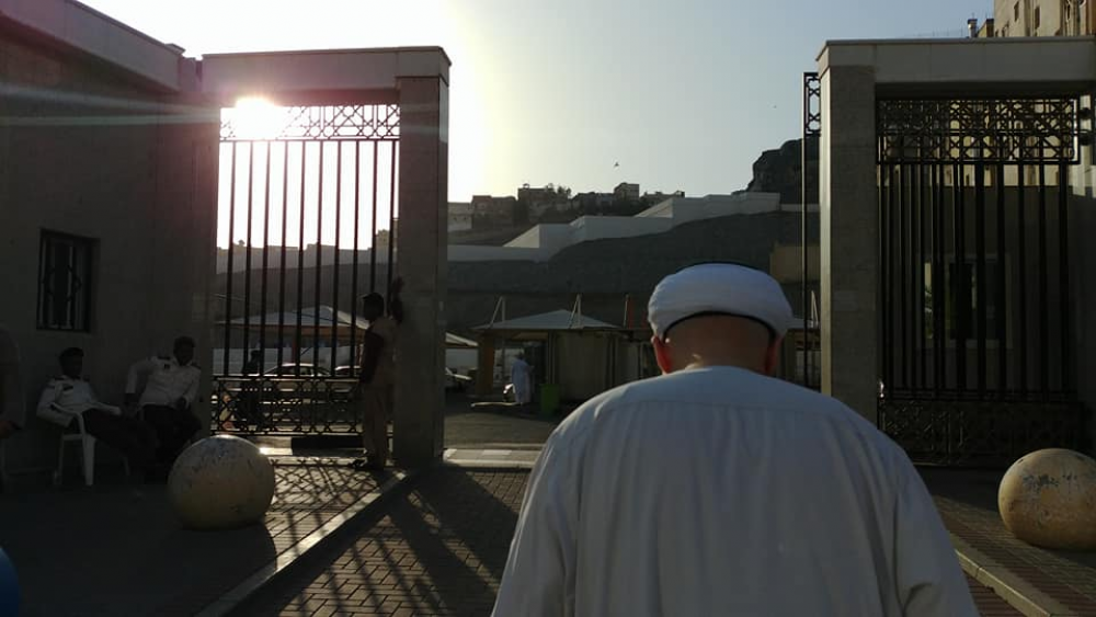 Cübbeli Ahmet Hocaefendi Cennetü'l-Ma'lâ Kabristanı'nı ziyaret etti.