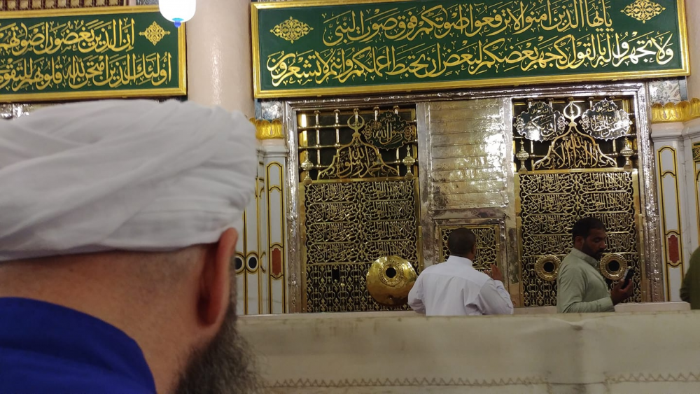 Peygamber Efendimiz Sallallâhu 'Aleyhi ve Sellem'in huzurunda