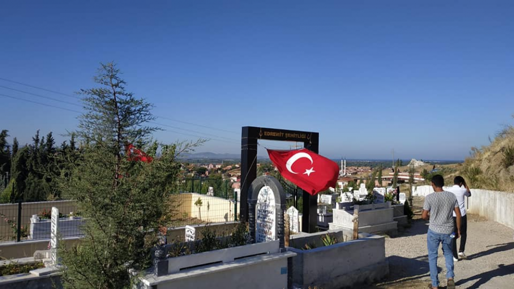Cübbeli Ahmet Hocaefendi, bomba yüklü kamyonla düzenlediği saldırıda şehîd olan Gökhan Kıncak polisimizin kabrini ziyâret etti
