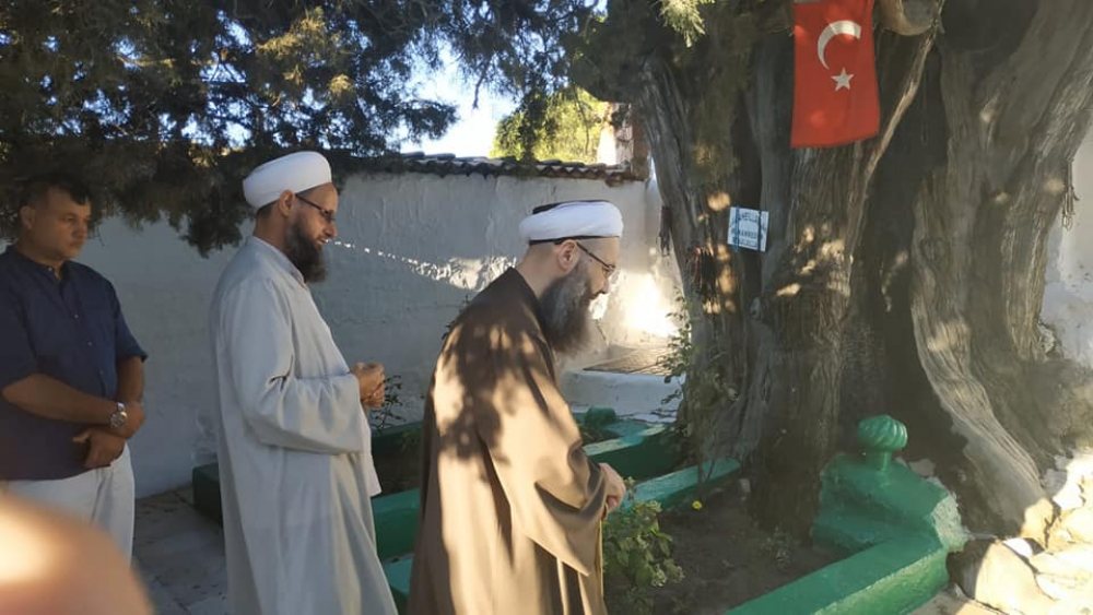 Cübbeli Ahmet Hocaefendi, "Üçler Dede" olarak zikredilen kabr-i şerîfleri ziyaret etti