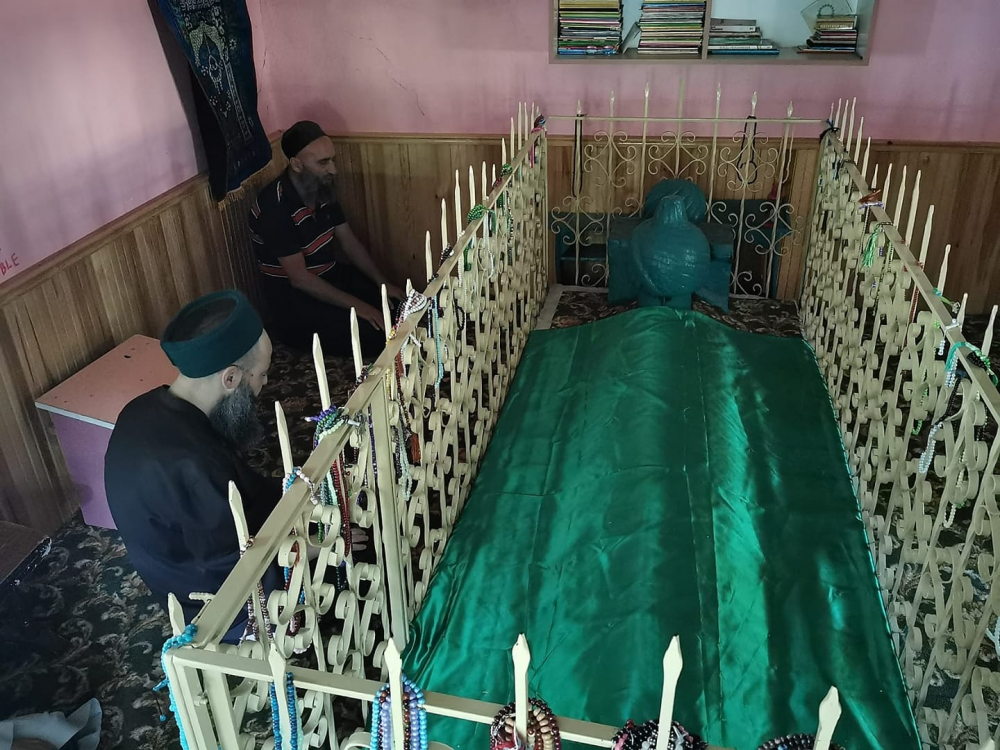 Cübbeli Ahmet Hocaefendi, Şeyh Sinân Dede Hazretleri’nin kabr-i şerîfini işrâktan sonra ziyâret etti