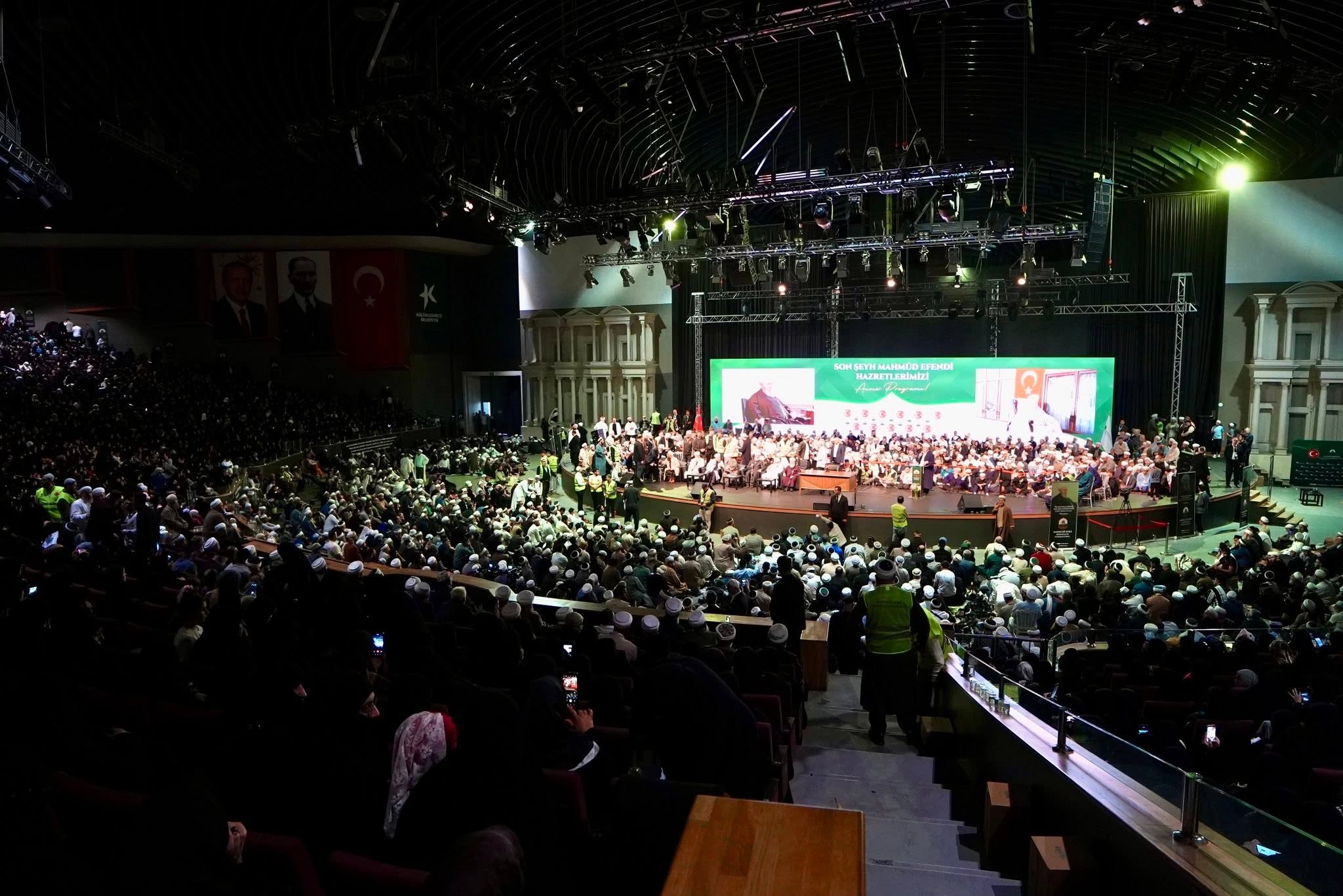 10.000'ler Mahmûd Efendi Hazretleri'nin Tasarrufunun Devam Ettiğini Haykırmak Üzere Toplanmış