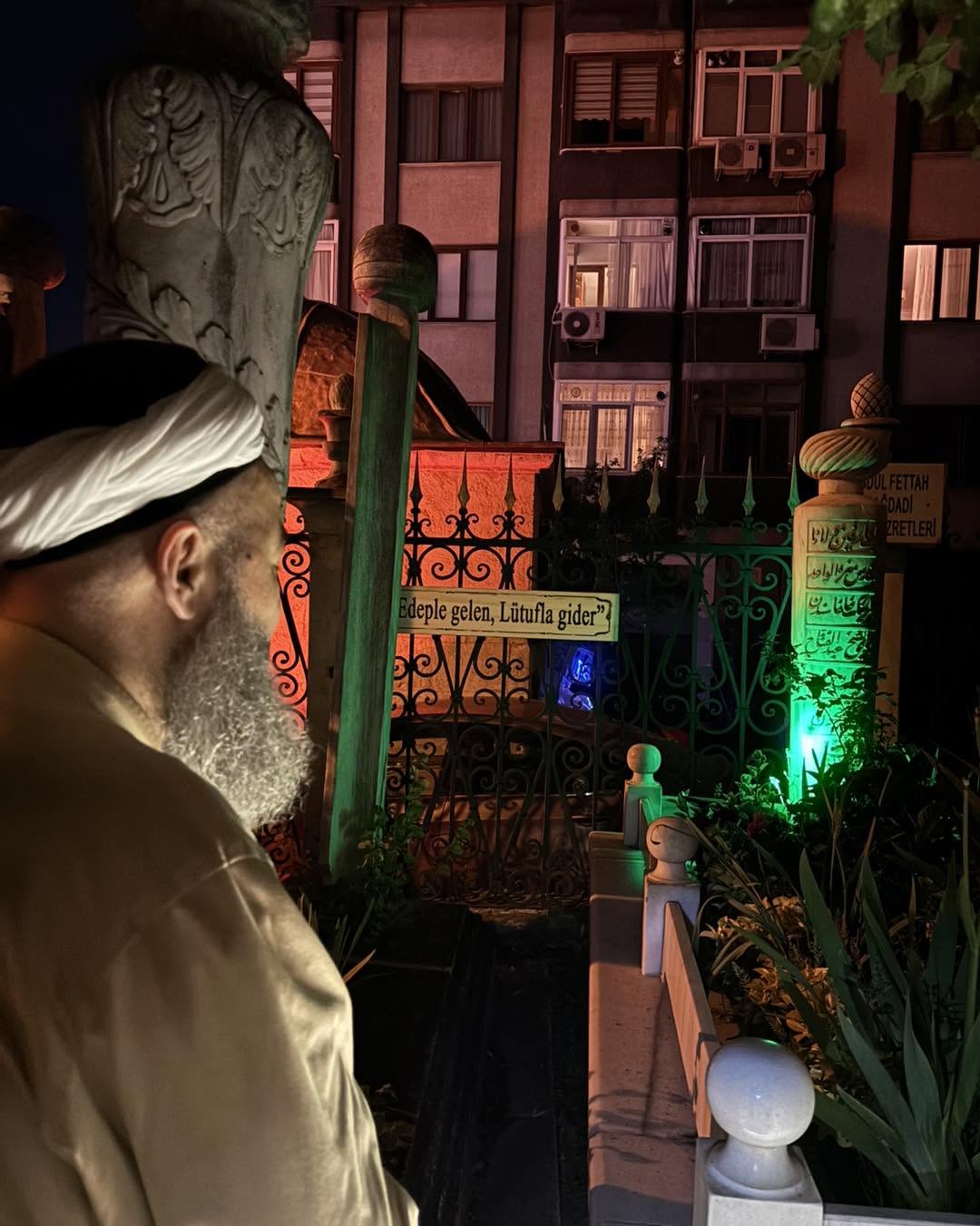 Cübbeli Ahmet Hoca, Arefe gecesi Abdülfettâh el-Akrî Kuddise Sirruhu Hazretleri'nin kabr-i şerîfini ziyâret etti ve uzun duâlarda bulundu