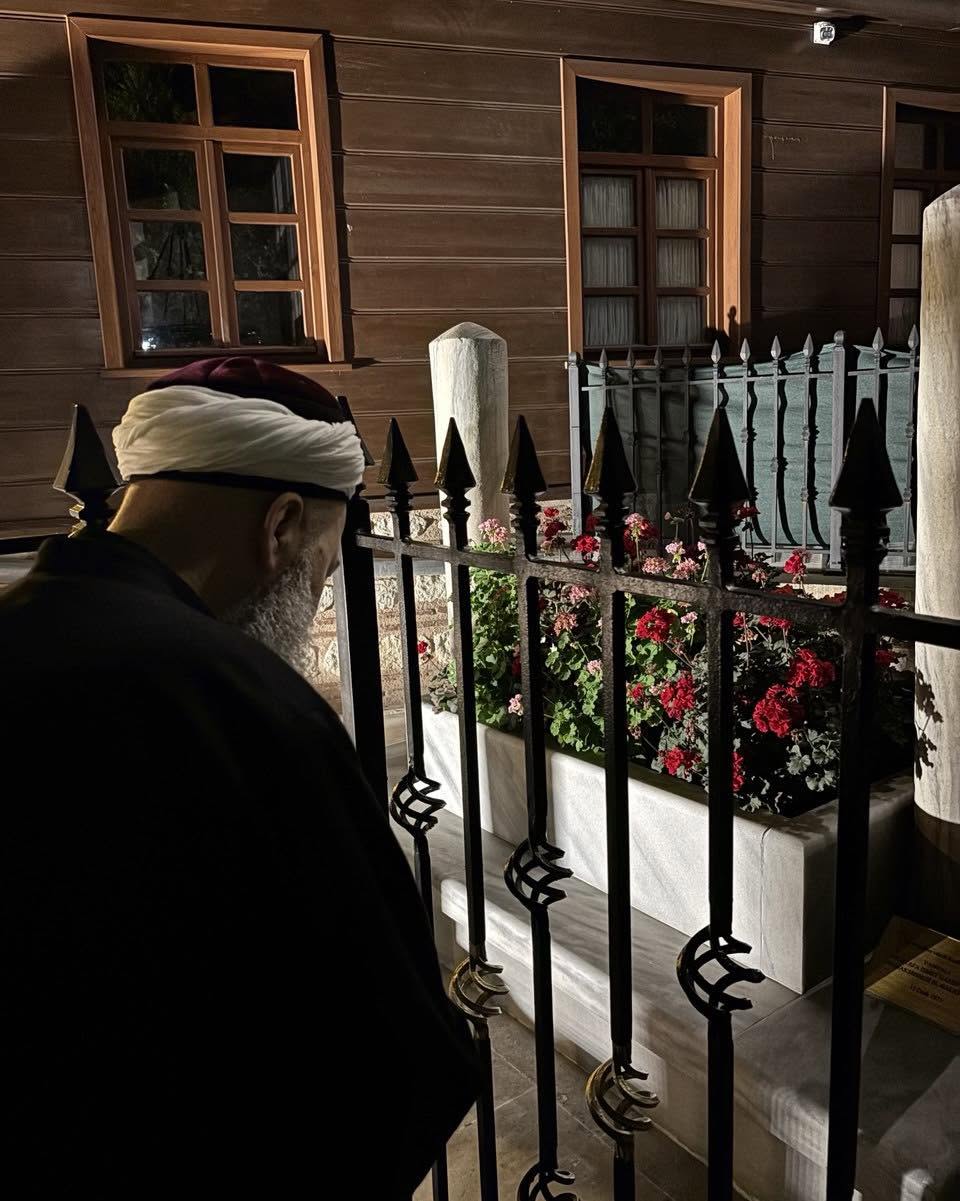 Seyyid Muhammed Mustafâ Ismet Garîbullâh Büyük Şeyh Efendi Hazretleri'ni bayrâm gecesi ziyâret