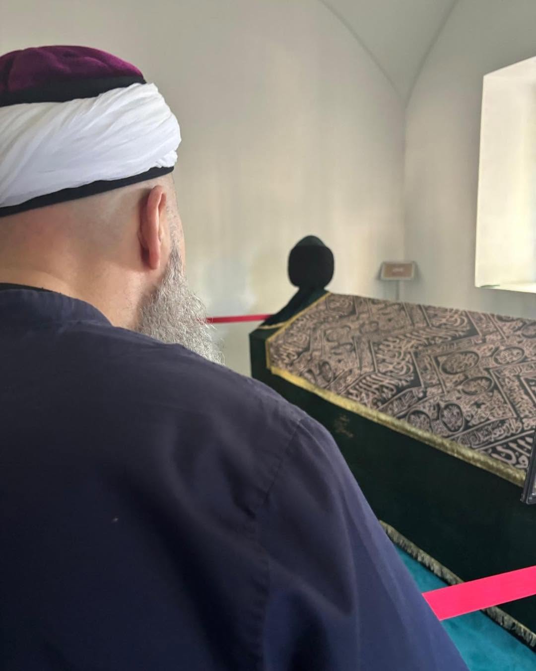 Cübbeli Ahmet Hoca, Cumâ namazından sonra Yüce Velî Kutbü'l-ektâb Murâd-ı Münzevî Hazretleri'ni ziyâret etti