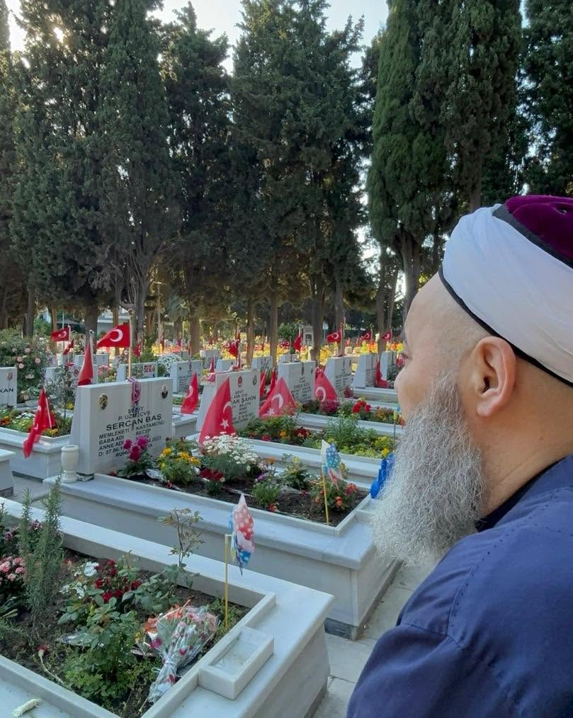 Cübbeli Ahmet Hoca, bugün Edirnekapı Şehitliğini ziyâret etti, duâlar okudu, hediyelerde bulundu