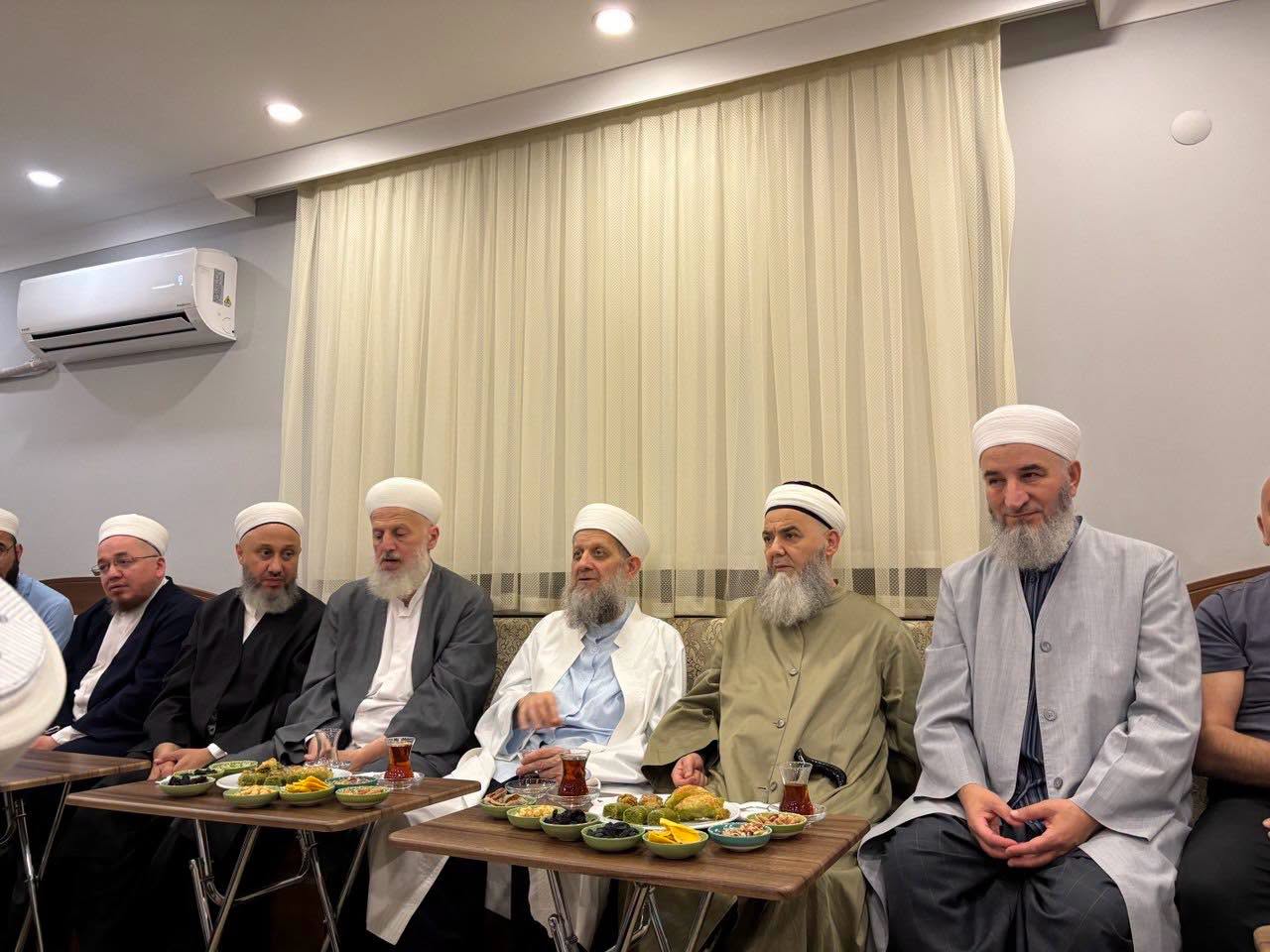 Cübbeli Ahmed Hoca, dün gece sohbetten sonra Yusuf Ziya Gümüşel Hocaefendi'yi ziyâret etti