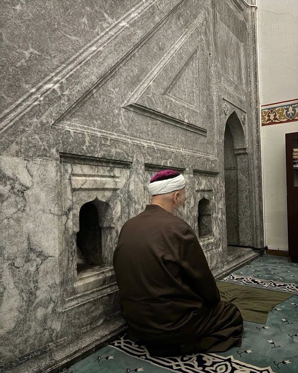 Cübbeli Ahmed Hoca, sohbete gitmeden önce akşam namazını Eskişehir Kurşunlu Câmi-i Şerîfi'nde edâ etti