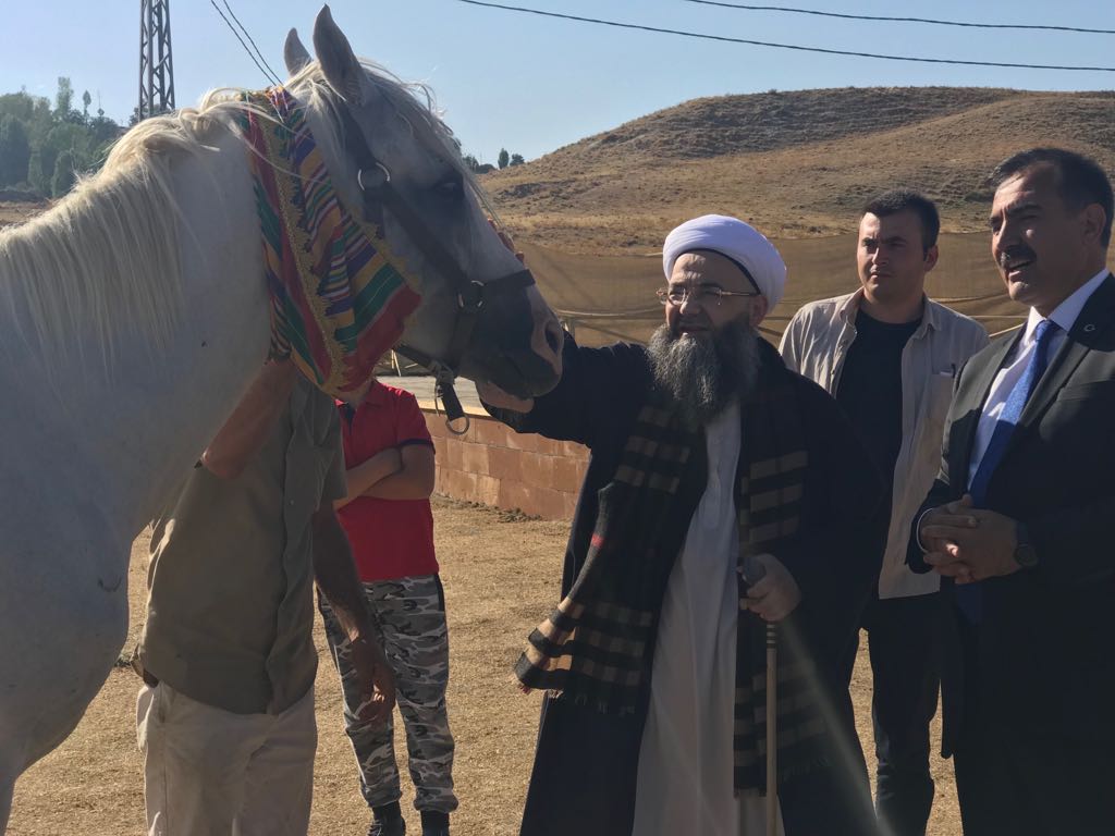 Ahlat Belediye Başkanı A. Mümtaz Çoban Beyefendi ile Cübbeli Ahmet Hocaefendi Ahlat'ın târihi hakkında sohbet etti — 1. fotoğraf