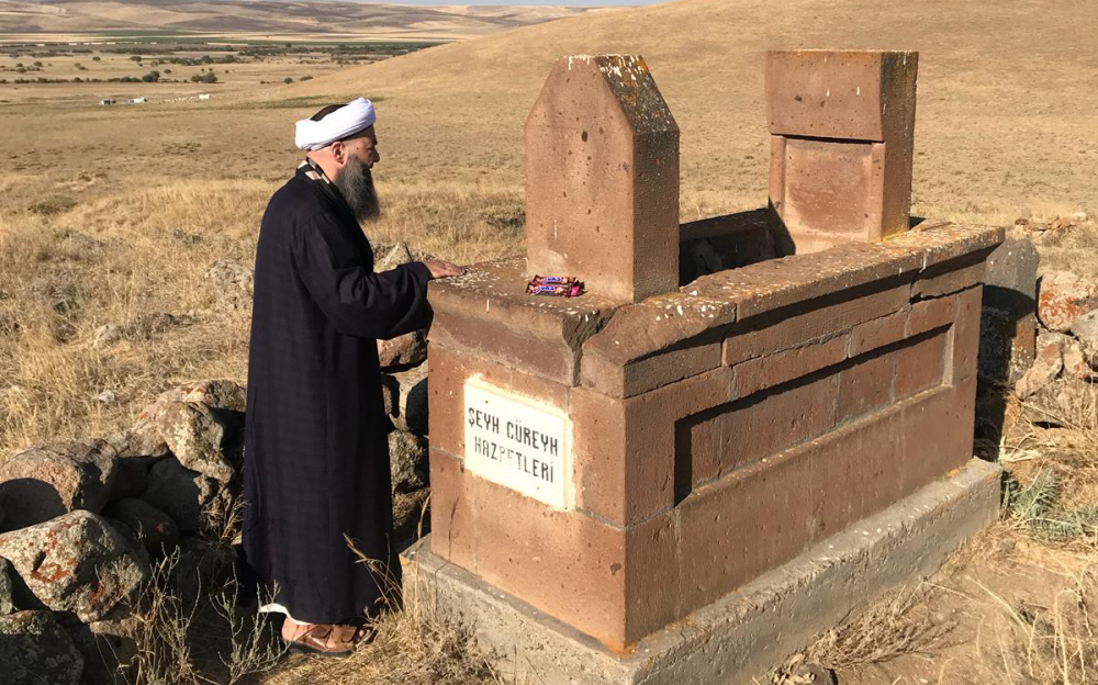 Cübbeli Ahmet Hocaefendi, eski ümmetlerden Cüreyc Hazretlerinin kabr-i şerîfini ziyâret etti