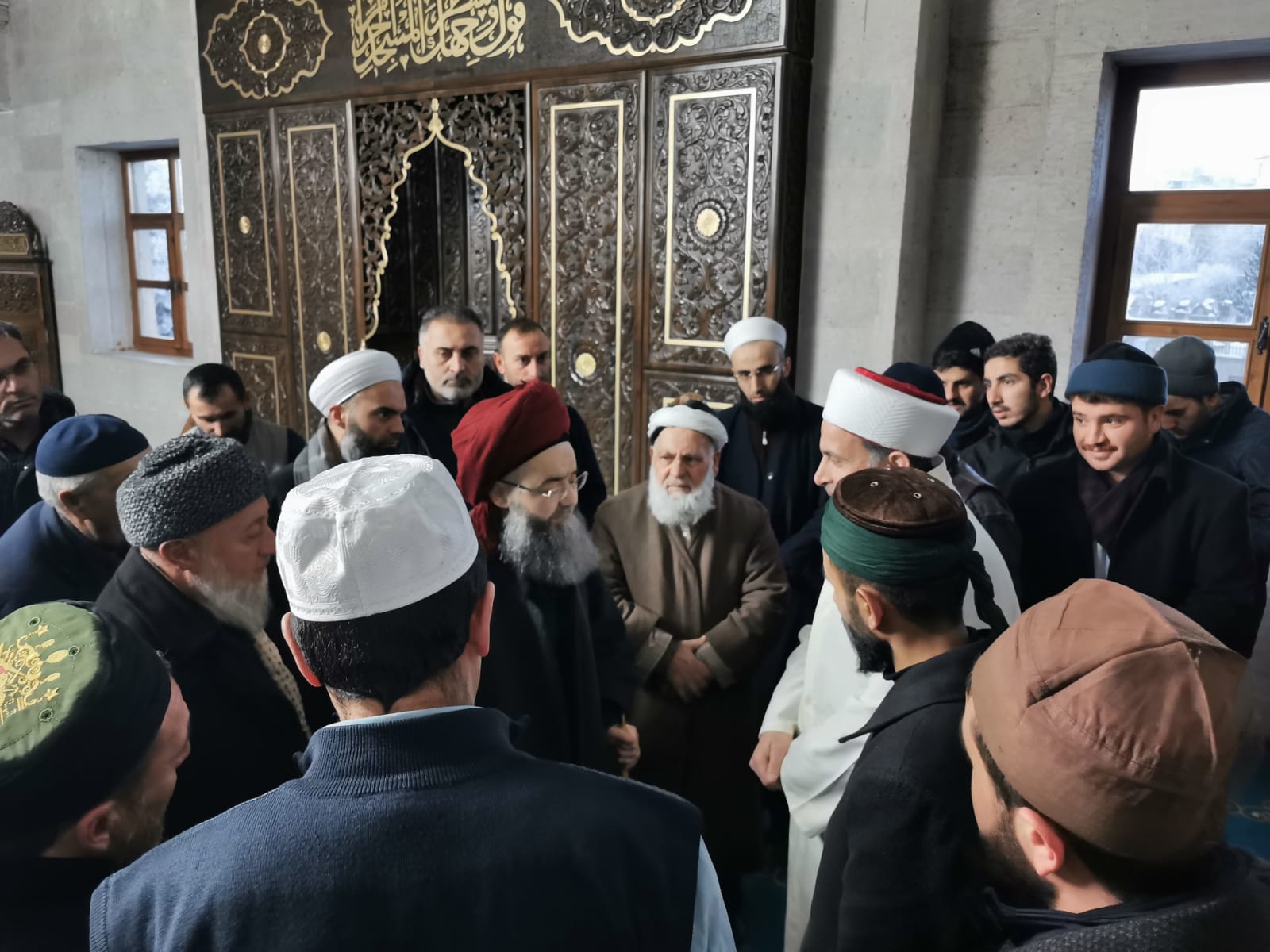 Namazdan sonra Ebu'l-Hasen el-Harakânî Hazretleri'nin ziyâretine geçmeden önce cemaatle musâhafalaşma