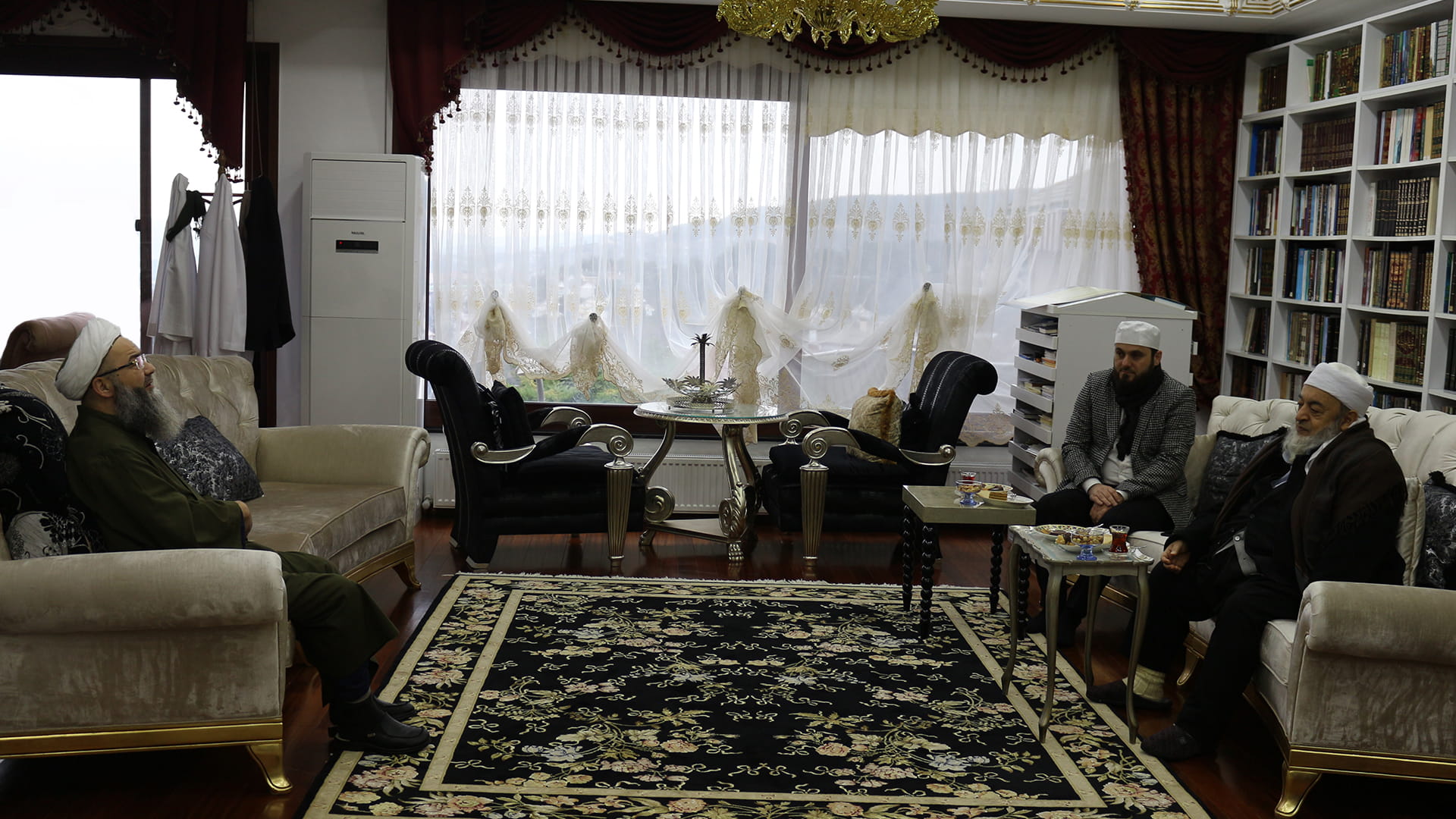 Hâlidiyye meşâyıhından Şeyh Müşerref Kuddise Sirruhû Hazretleri’nin mahdûmu Seydâ Şeyh Muhammed Âsım Hazretleri’nin ziyareti — 1. fotoğraf