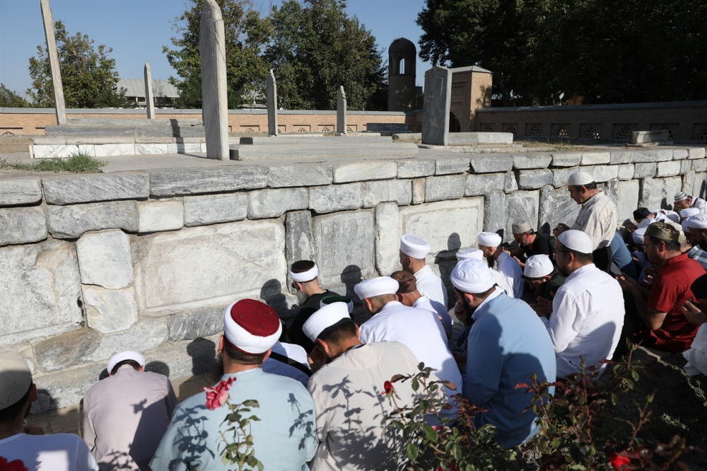 Mahdum Âzam Hazretleri’nin Kabr-i Şerîfini Ziyâret