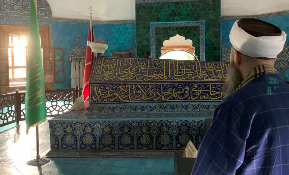 Yıldırım Bâyezîd’den sonra dağılan Osmanlı Devleti’ni ikinci defa kuran Çelebi Mehmet Hazretleri’nin kabr-i şerîfini ziyâret