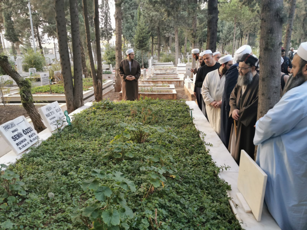 Ali Haydar Efendi Hazretleri'ne müntesib olan Tahsin ÖZÇELİK merhûm ile Mehmet ÖZÇELİK merhûmun kabirlerini ziyaret