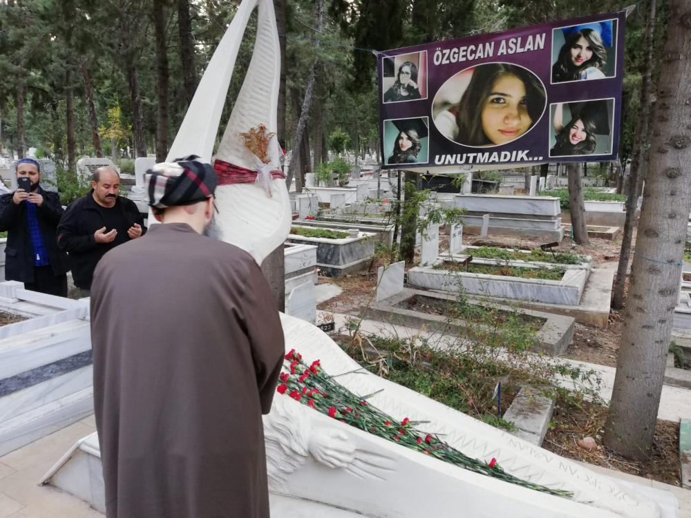 Elim bir vakada vefât eden Özgecan ARSLAN'ın kabrini ziyâret etti, duâlar okudu