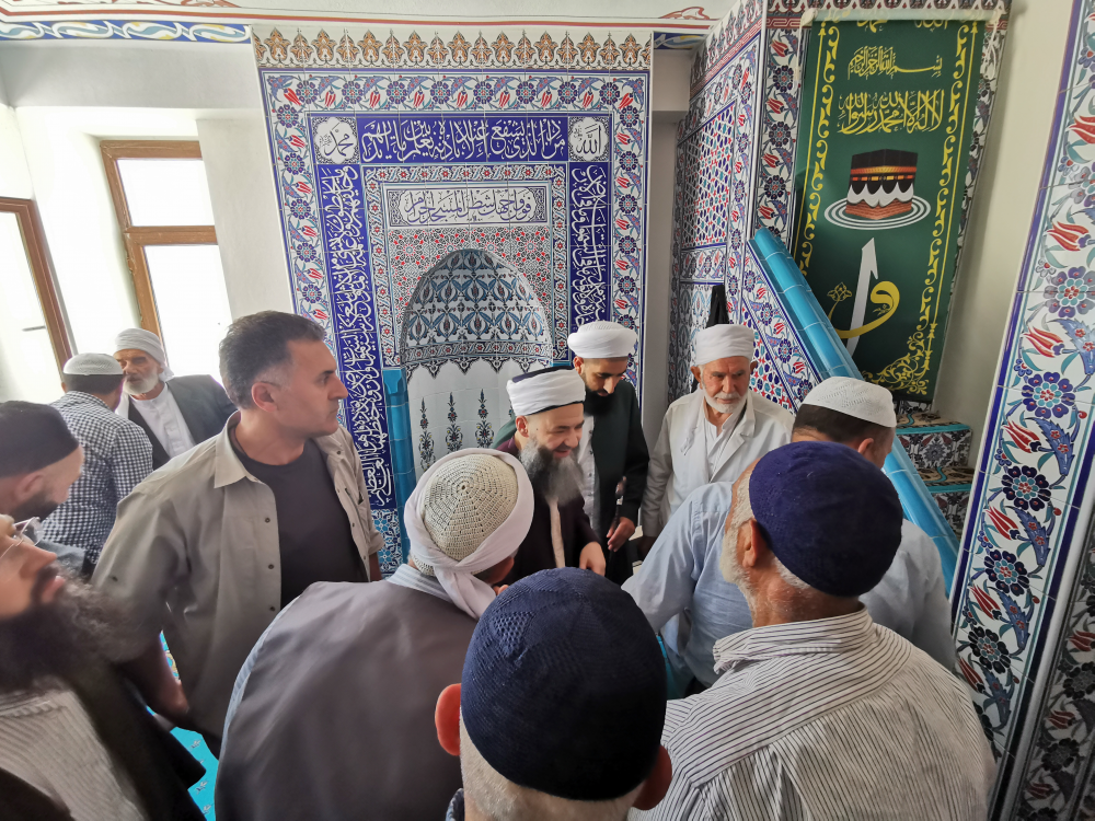 Cübbeli Ahmet Hocaefendi, Palu’da cuma namazından sonra cemaatle görüşürken