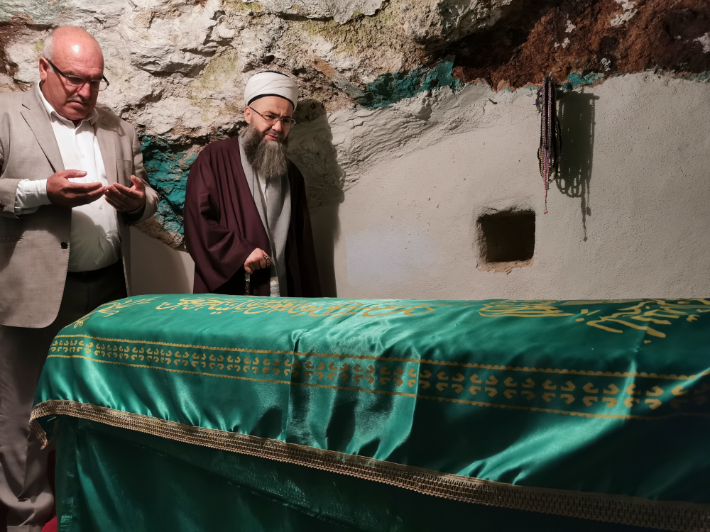 Harput’ta hakkında Üryân Baba ya da Tesbîh Baba diye anılan Muhammed ibni Ömer Hazretleri’nin kabr-i şerîfi