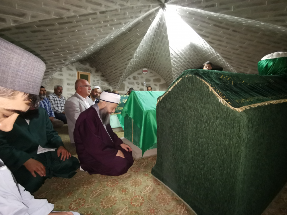 Ahmet Yesevî Hazretleri’nin şeyhi Aslan Baba’nın mahdûmu Seyyid Baba Mansûr Hazretleri’nin kabr-i şerîfi