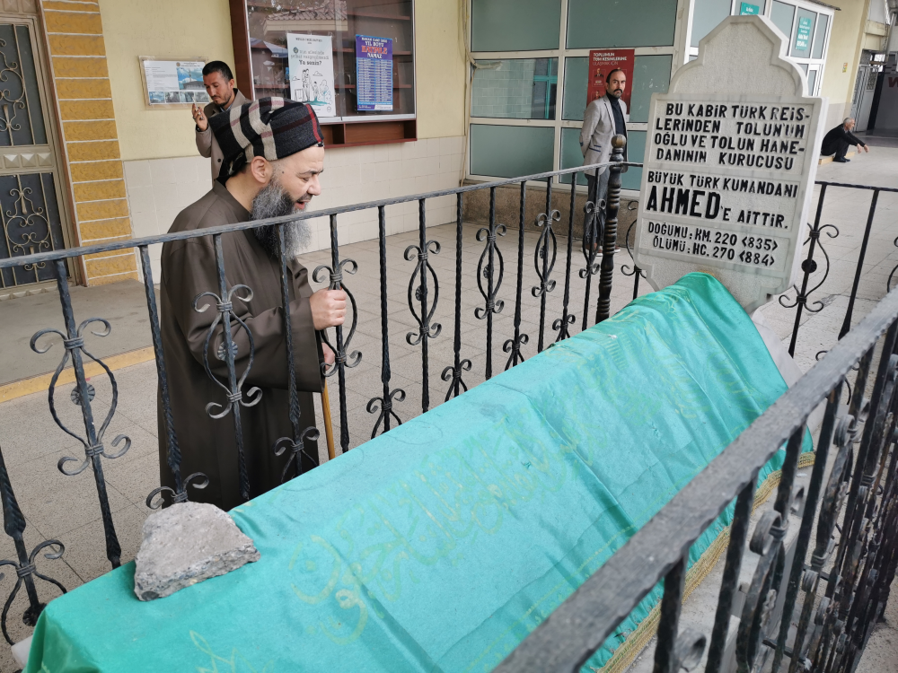 Mısır'da Tolunoğulları Devletini kuran büyük kumandan Ahmet İbni Tolûn Hazretleri'nin kabr-i şerîfini ziyâret