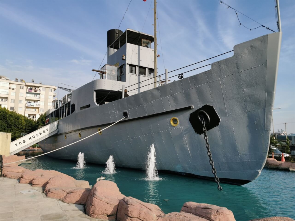 Çanakkale Harbinde döşediği mayınlarla harbin kazanılmasına vesîle olan Nusret Mayın Gemisini ziyâret