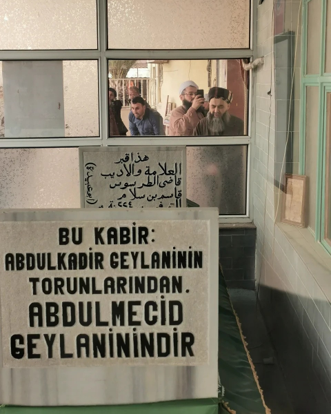 Abdülkâdir Geylânî Hazretleri'nin torunlarından Abdülmecîd Geylânî Hazretleri'nin kabr-i şerîfini ziyâret