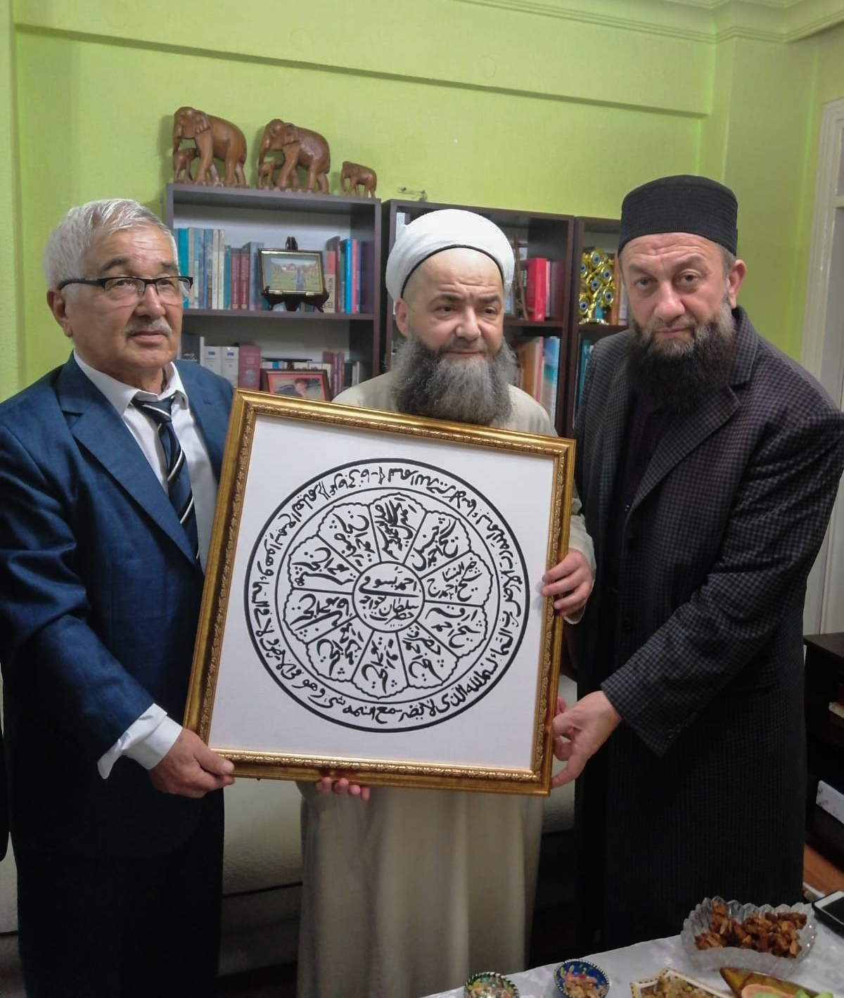 Hoca Ahmet Yesevî Hazretleri’nin yirmi yedinci göbekten torunu İsmetullâh Yesevî Beyefendi’yi hânesinde ziyâret — 2. fotoğraf