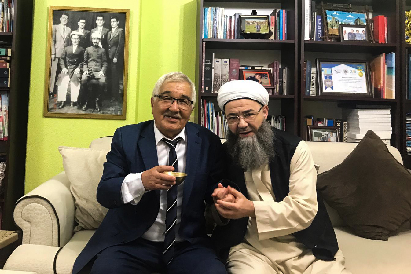 Hoca Ahmet Yesevî Hazretleri’nin yirmi yedinci göbekten torunu İsmetullâh Yesevî Beyefendi’yi hânesinde ziyâret — 3. fotoğraf