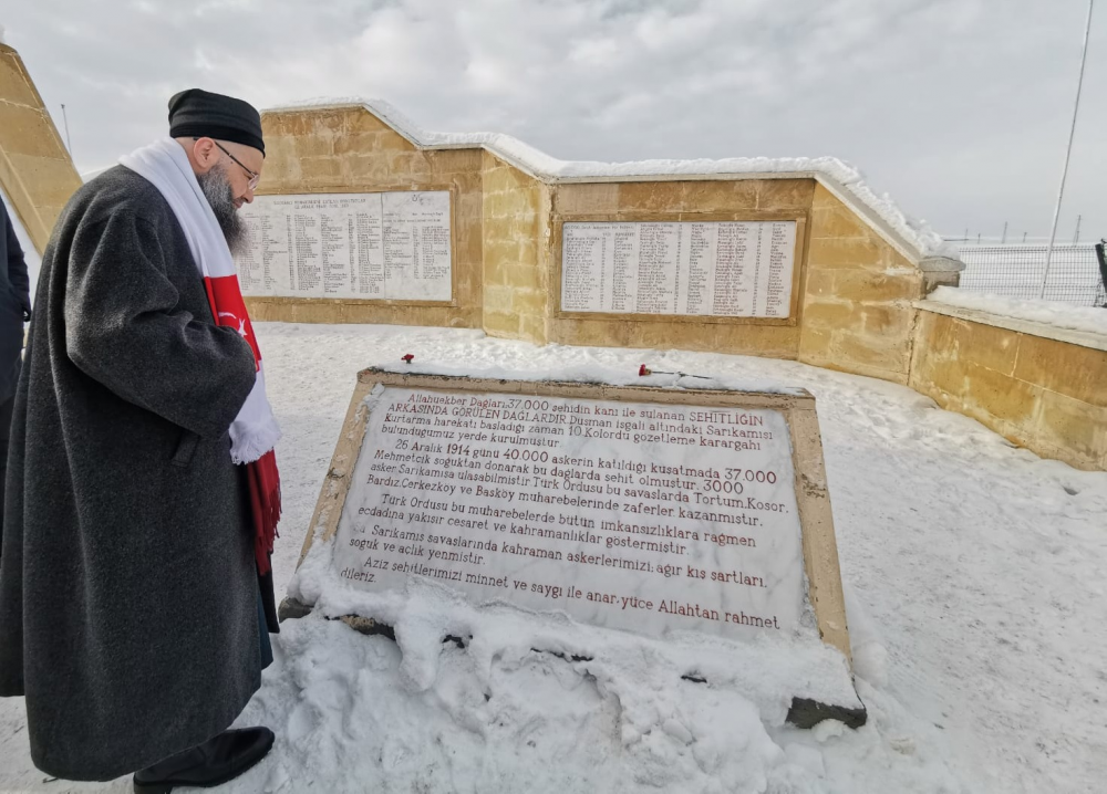 Sarıkamış Harekâtında 10. Kolordu'nun Gözetleme Karargâhı'nın kurulduğu yerdeki anıtı ziyâret