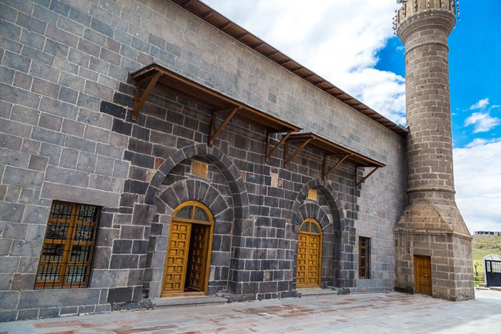 Kars Ulu Câmii Ziyâreti Bize Bir Kere Daha Ermeni Soykırımı Olduğunu Savunan Vatan Hainlerinin Ne Kadar Melun Olduğunu Gösterdi!