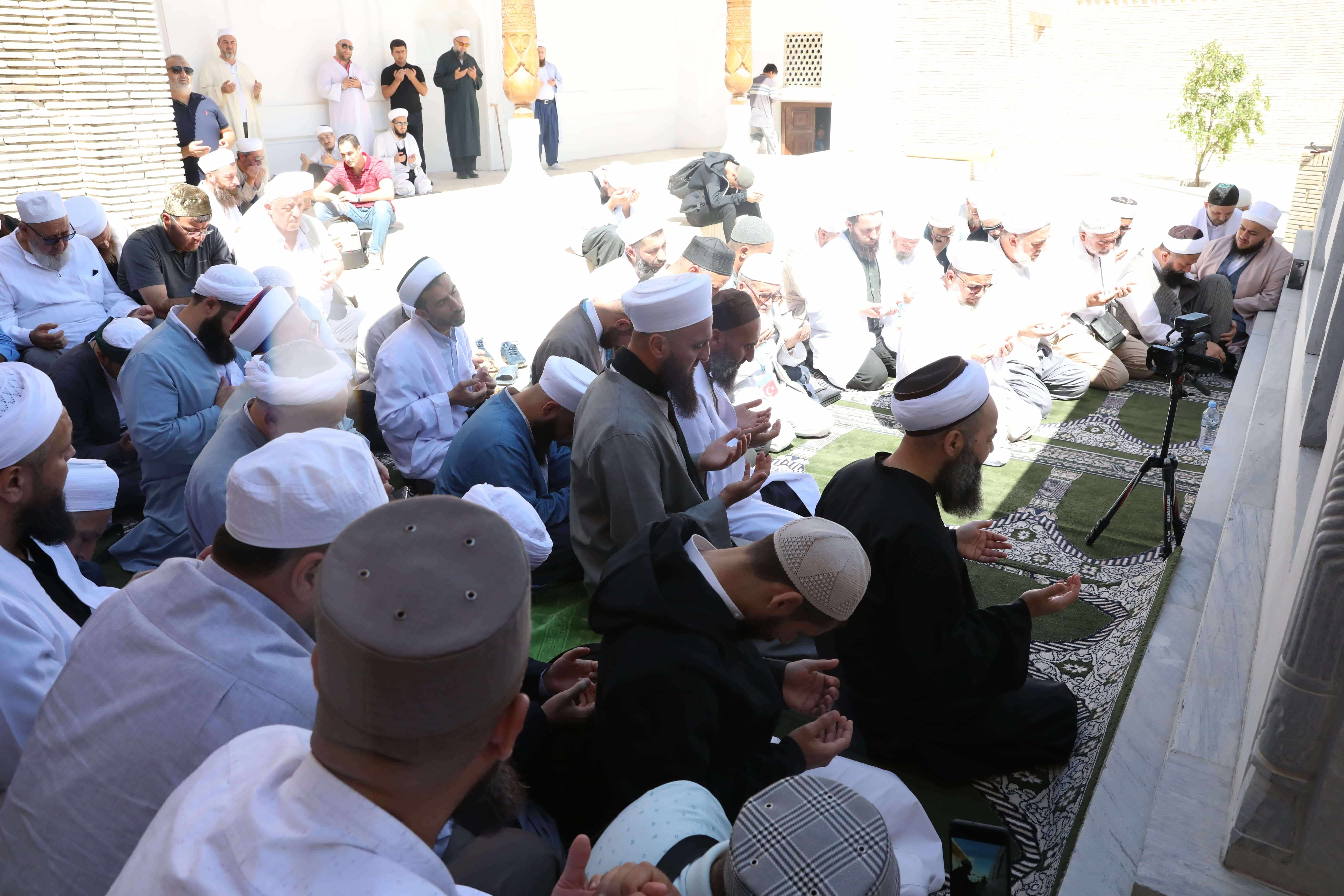 Nakşibendî silsilesinin 10. Pîri Mevlânâ Abdülhâlık el-Ğucdüvânî Kuddise Sirrûhu Hazretleri'nin Kabr-i Şerîfi — 1. fotoğraf