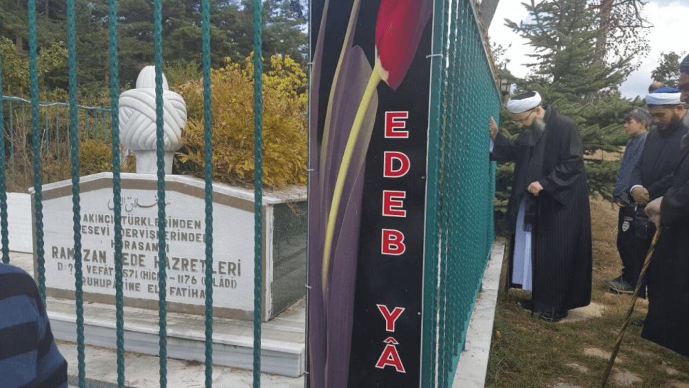 Cübbeli Ahmet Hoca Akıncı Türklerinden Horasanlı Ramazan Dede Hazretleri'nin Kabrini Ziyaret Etti
