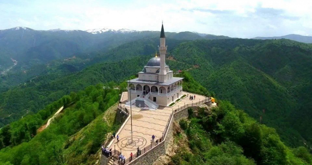 Rize’nin Güneysu ilçesinde bin küsür rakımda Kıbledağı olarak bilinen tepedeki câmii şerîfi ziyâret ettik