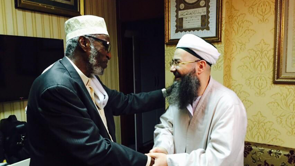 Somali'de tasavvuf ehlinin lideri Şeyh Mahmut Hasan el-Farah, sohbet sonrası Cübbeli Ahmet Hocaefendi'yi ziyaret etti
