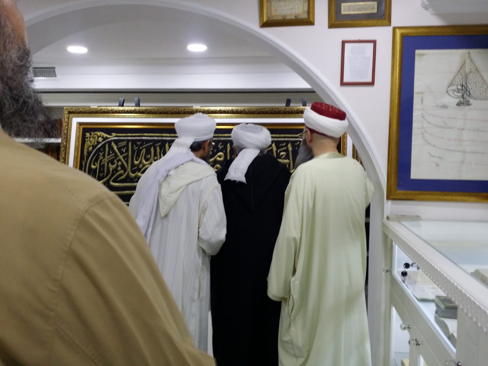 Sıbğatullâh Müceddidî Hazretleri, Kâbe örtüsünü ziyaret ederken
