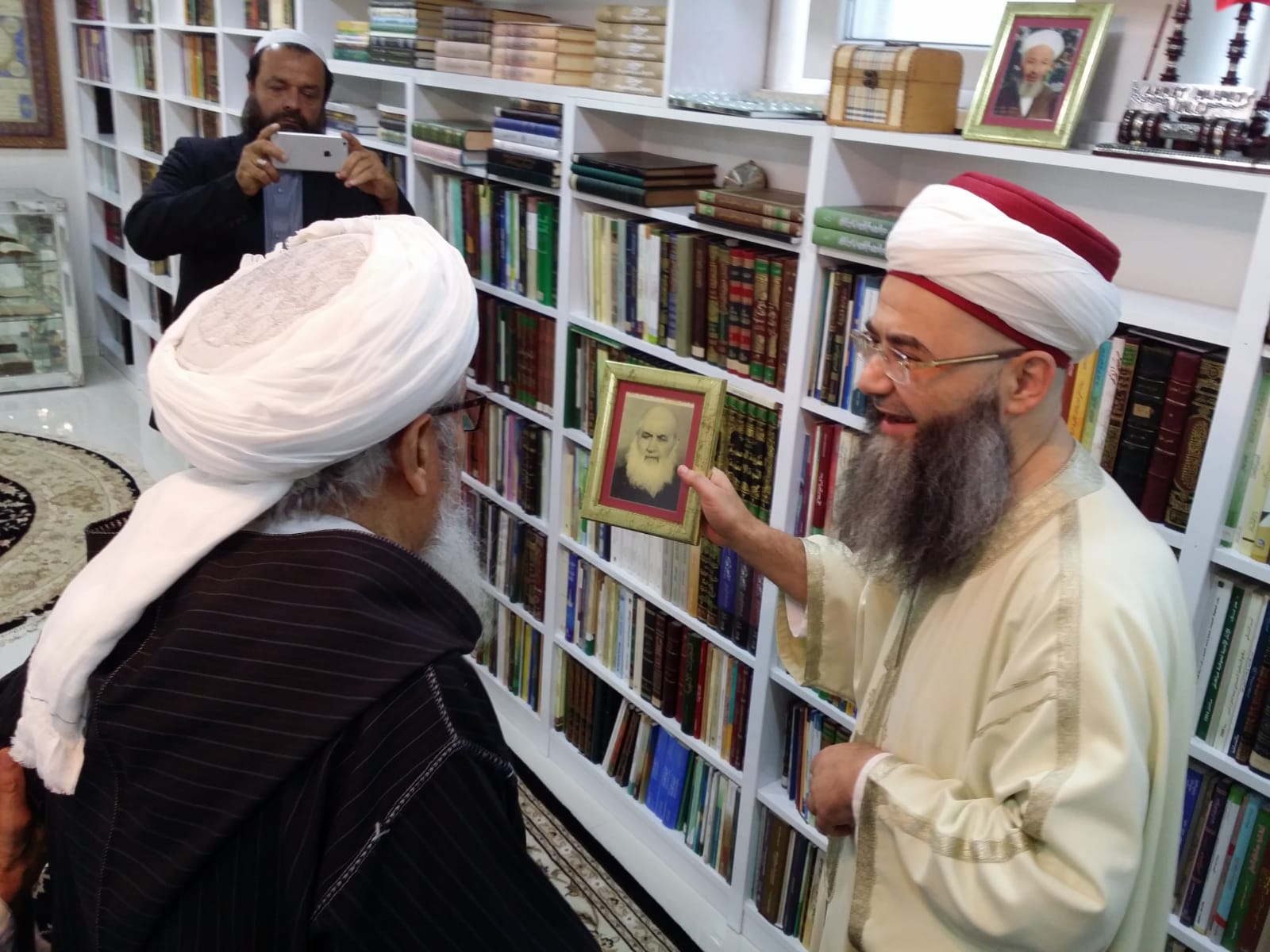 Sıbğatullâh Müceddidî Hazretlerine, Ali Haydar Efendi Hazretlerinin resmini gösterirken