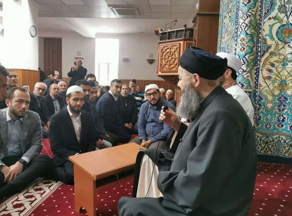 Cübbeli Ahmet Hocaefendi, İskenderun Kaptan Paşa Camii'nde öğlen namazını eda etti, cemaatin ısrarı üzerine sohbet verdi